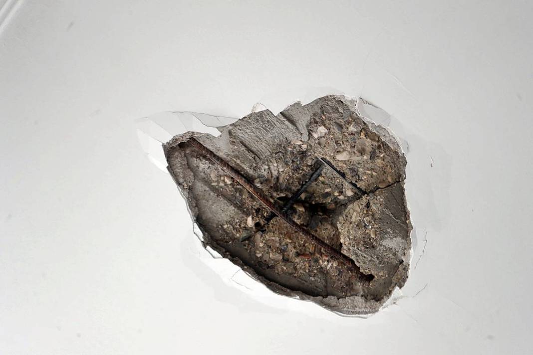 Yıldırım düştü, en üst kattaki dairenin tavanında delik açıldı! O kentte korkutan olay 3